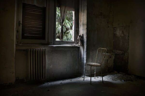 Chambre sombre avec fenêtre et chaise