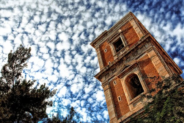 Turm auf dem Hintergrund von Himmel und Wolken