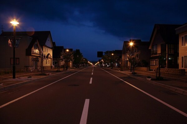 Nachtstraße im Licht der Laternen