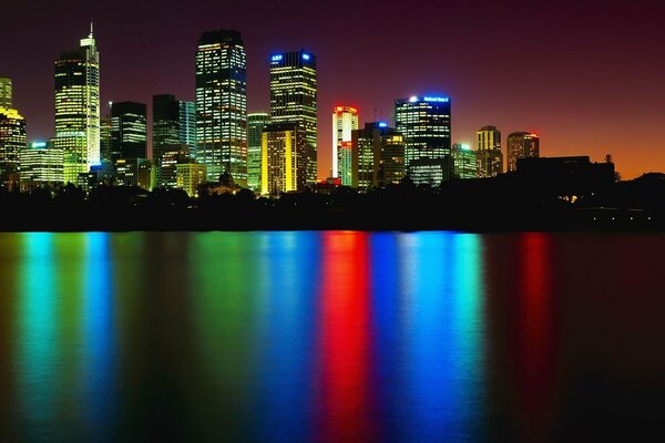 Reflejo de luces multicolores en el agua