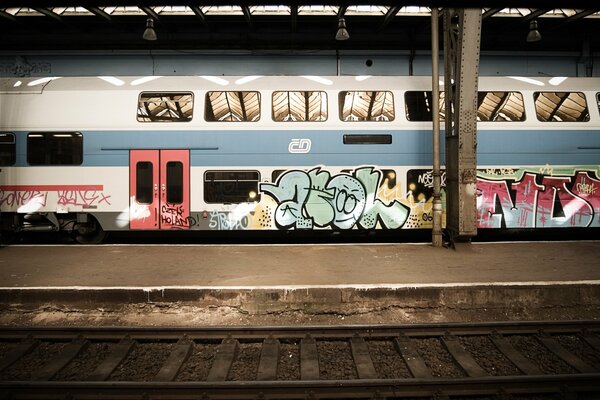 Mit Graffiti beladener Wagen in U-Bahn