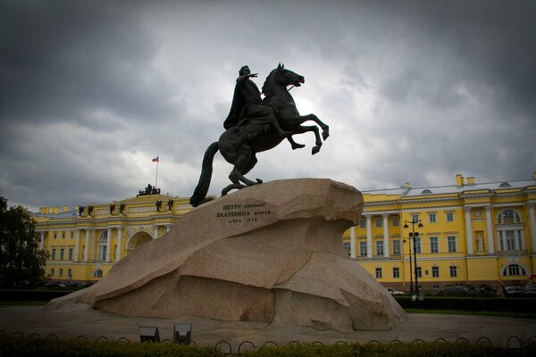 El jinete de bronce-monumento a Pedro 1 en San Petersburgo