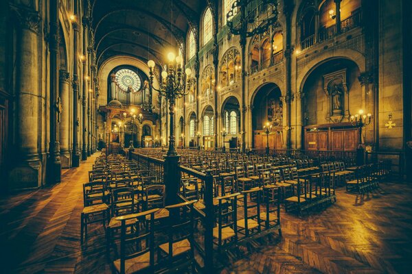 Bancs vides à l intérieur de l église catholique