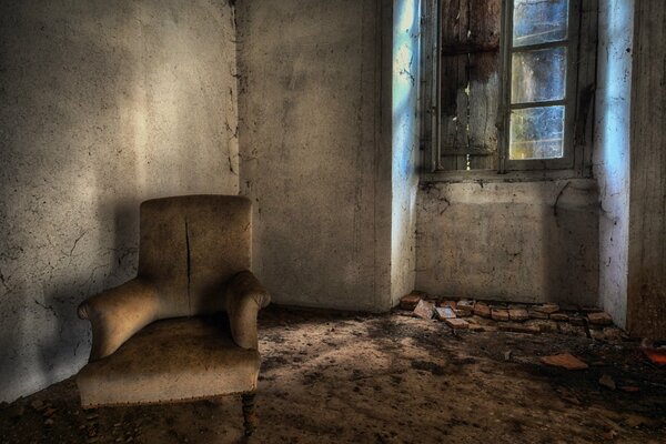 Sillón en una vieja habitación sombría