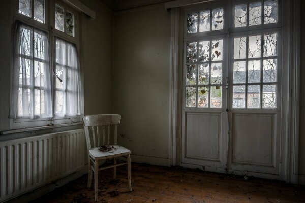 Fenêtre et porte dans la chambre avec chaise