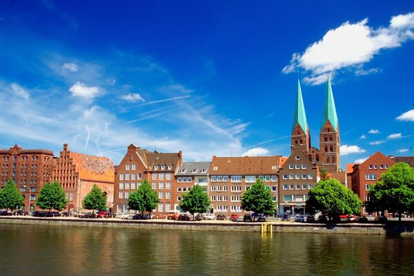 Case in Germania contro il cielo blu