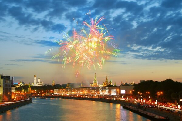 Festlicher Gruß über dem Fluss Moskau