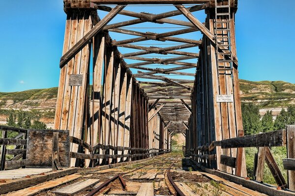 Старая железная дорога на мосту