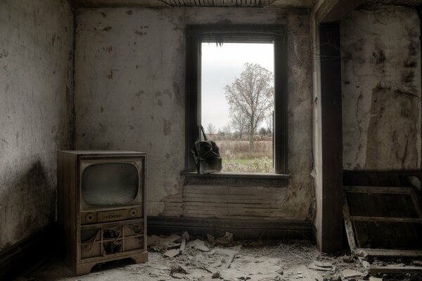 Pokój retro z oknem i telewizorem