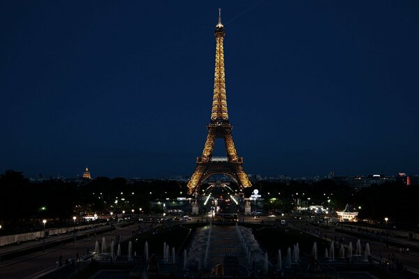 Pariser Eiffelturm in der Nacht in Lichtern