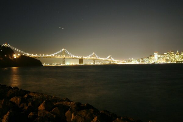Мост над рекой ночью