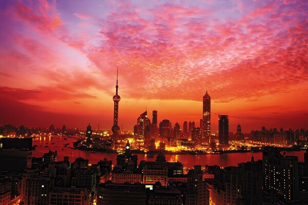 Jasny Zachód słońca nad wieżowcami w Szanghaju
