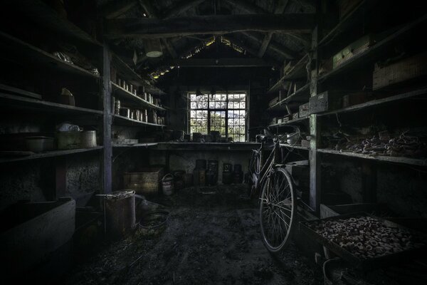 Garaje oscuro con bicicleta