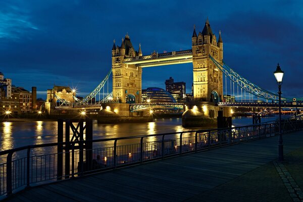 Majestuoso puente de la torre se encuentra con la noche