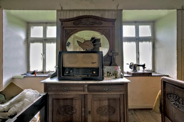 Habitación antigua con ventanas desnudas y Radio rara