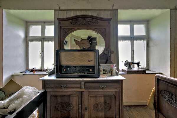 Vieille pièce avec des fenêtres nues et une radio rare