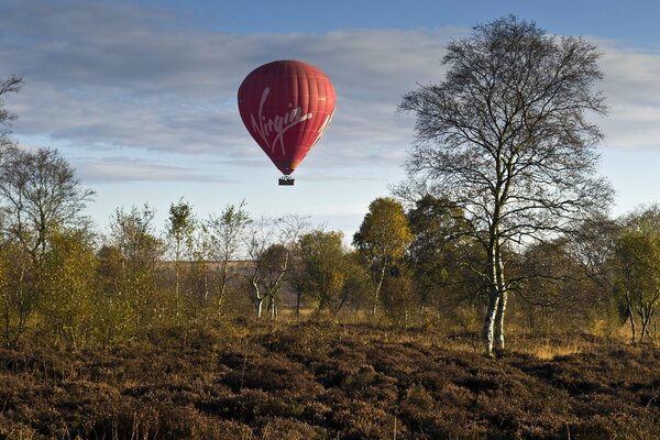 Die Jahreszeit ist Herbst. Ballon am Himmel