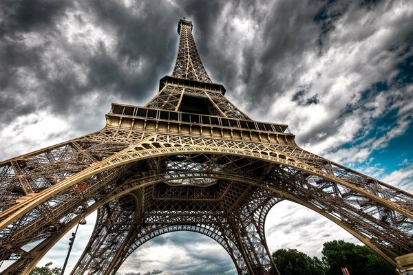 Torre Eiffel: vista desde abajo