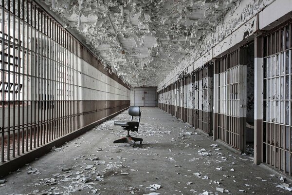 Кресло между старыми тюремными камерами