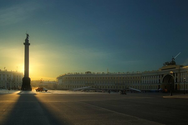 Дворцовая площадь в лучах солнца