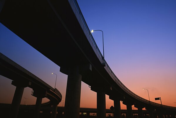 Puente bajo una brillante puesta de sol