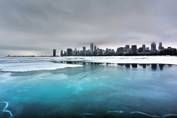 Ville sur la côte de la mer d hiver