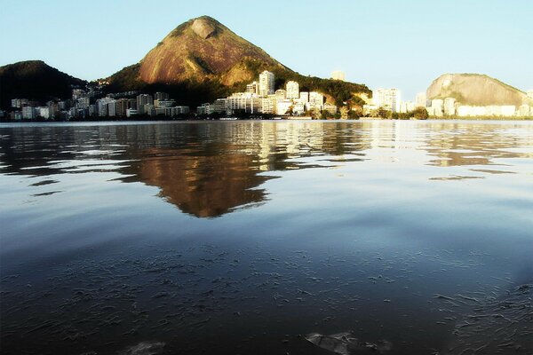 La ciudad y las montañas que se reflejan en el agua