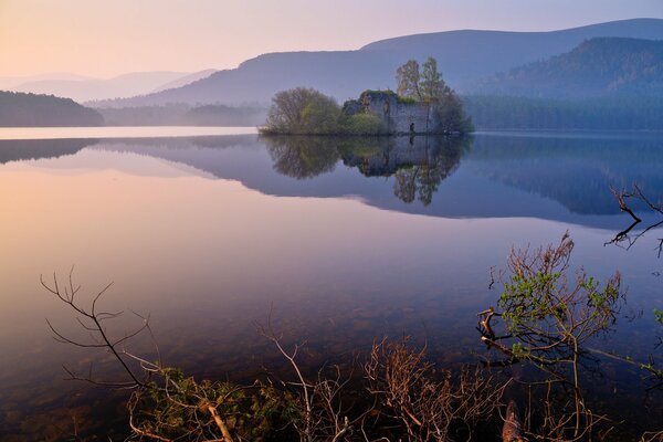 Reflexion der Berge im See am Abend