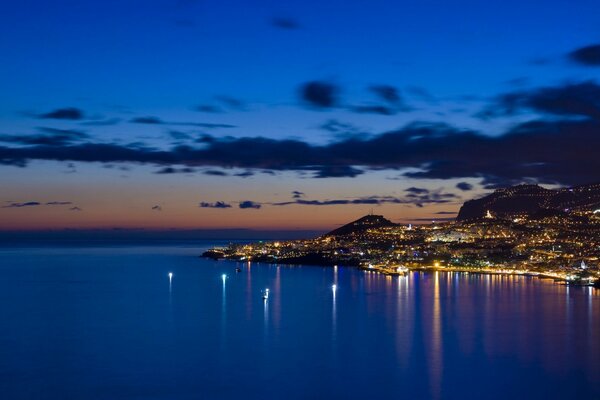 Luces de noche en la bahía