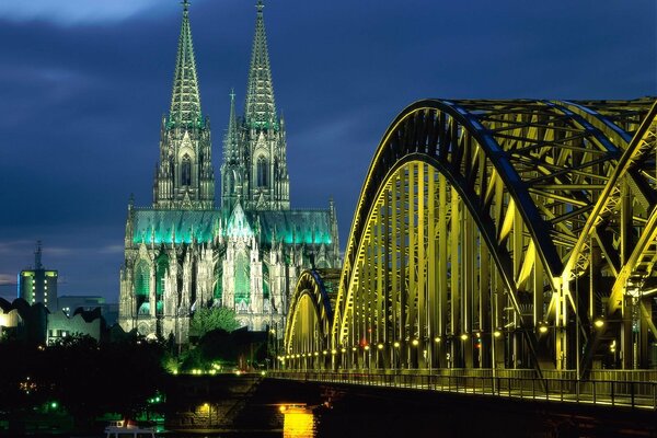 Kathedrale und Brücke am Abend in Deutschland