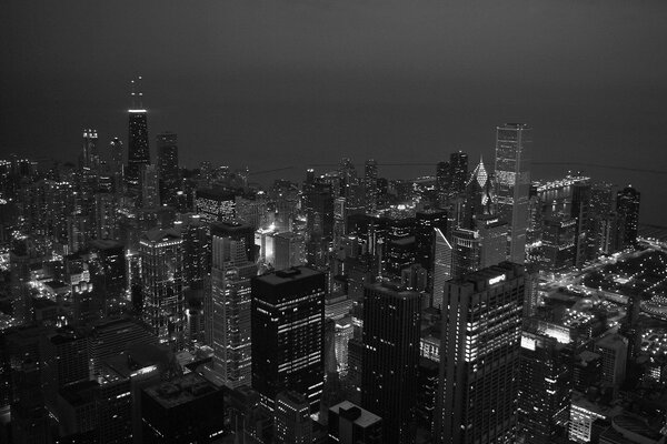 Schwarz-Weiß-Foto des abendlichen Chicago