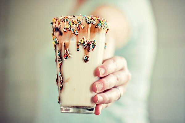 Milchshake in der Hand