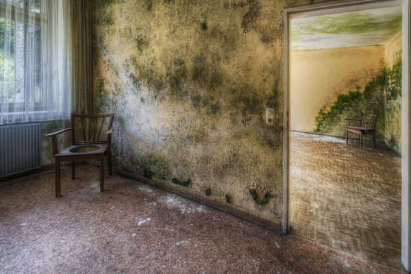 Chaise dans la salle sur le fond de la fenêtre