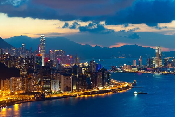 Ciudad de la tarde al atardecer. China