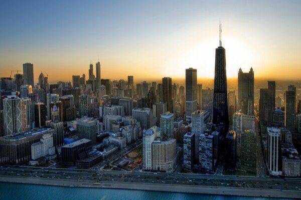 Wschód słońca nad wieżowcami Chicago