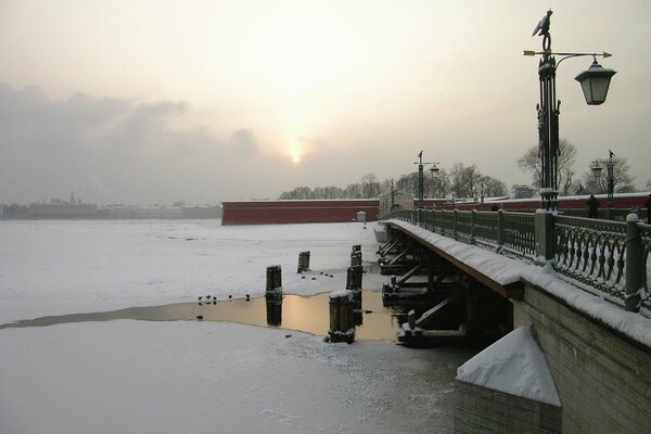 Zimowy most w Petersburgu na tle zachodu Słońca