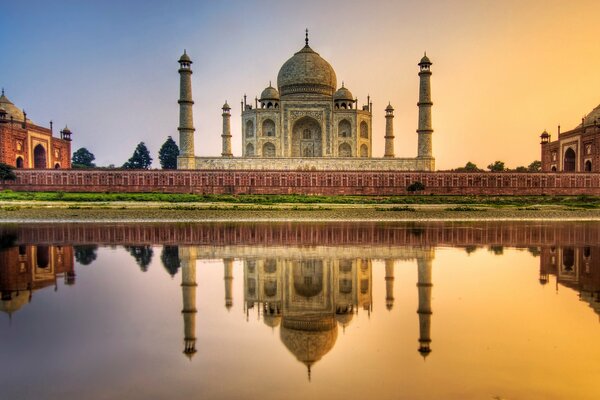 Mausolée de la rivière dans la ville de Taj Mahal