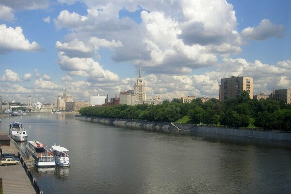 Gratte-ciel sur les rives de la rivière Moscou