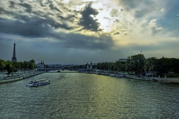 Sena en París. Cielo nocturno con un destello de sol