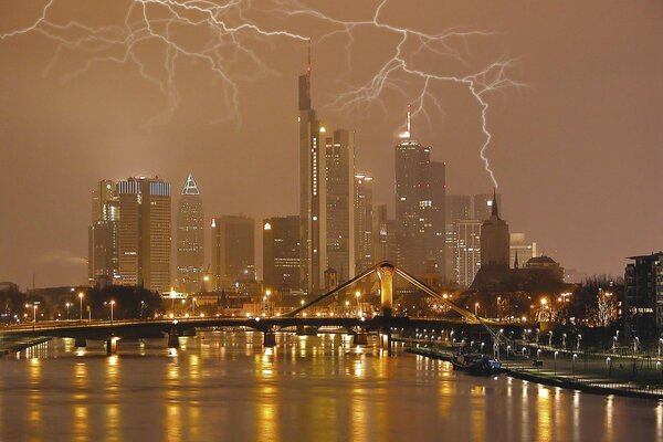 Un grande fulmine si diffonde sulla città della sera