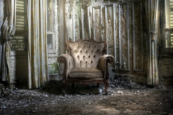 Chambre dans les ruines avec un fauteuil de luxe