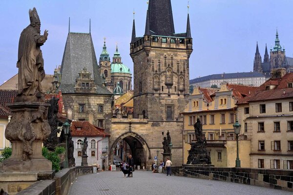 Gepflasterte Brücke und Gebäude in der tschechischen Republik