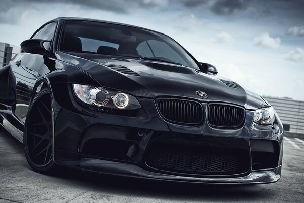 BMW negro con ruedas negras