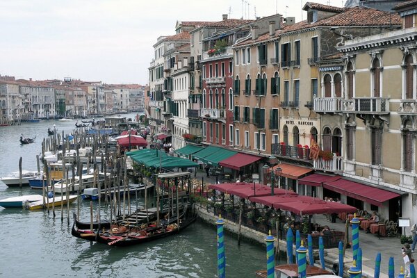 Góndolas en el canal de Venecia