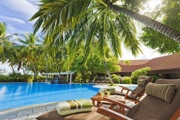 Außen in Hotels auf den Malediven mit Blick auf den Pool