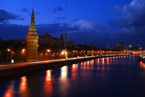 Kreml nad brzegiem nocnej Moskwy / rzeki