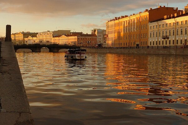 The boat sails along the St. Petersburg canal