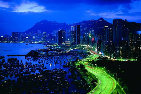 Ciudad de neón en la luz de la noche