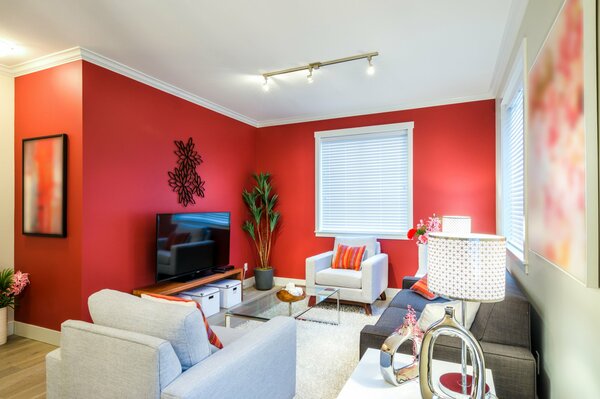 Interior de la sala de estar en tonos rojos foto