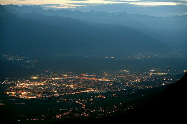 La nuit est tombée sur la ville dans les montagnes